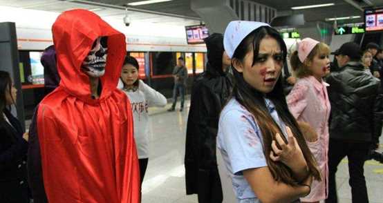 乘坐地鐵可以吃棒棒糖,小明在承諾地鐵上吃棒棒糖英語(yǔ)圖1