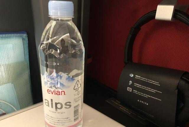坐飛機能帶傘和水杯嗎
