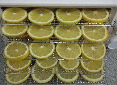 怎樣用烤箱烘干檸檬片竅門,烤箱烘干檸檬片的溫度時(shí)間圖3