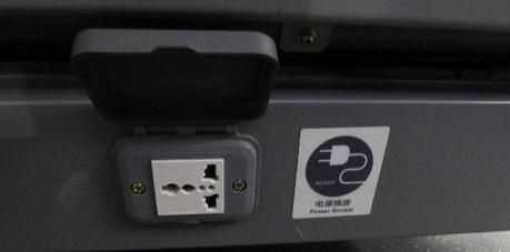 高鐵座位有木桌的位置有充電口嗎