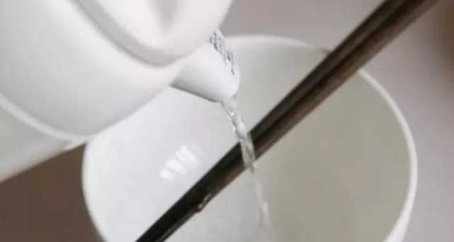 餐廳就餐前用熱水燙一下碗筷可以嗎