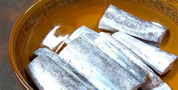 帶魚怎么清蒸沒有腥味,帶魚怎么做好吃又簡單清蒸帶魚圖7