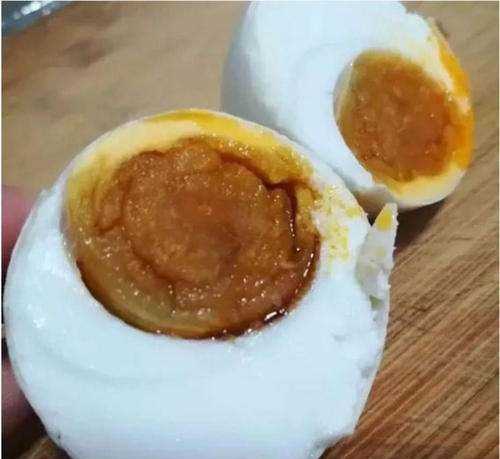 鵝蛋淹出油有什么方法,怎么腌鵝蛋出油又好吃竅門的視頻圖1