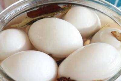 鵝蛋淹出油有什么方法,怎么腌鵝蛋出油又好吃竅門的視頻圖5
