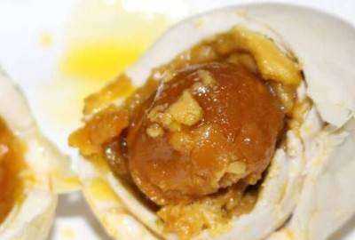 鵝蛋淹出油有什么方法,怎么腌鵝蛋出油又好吃竅門的視頻圖6