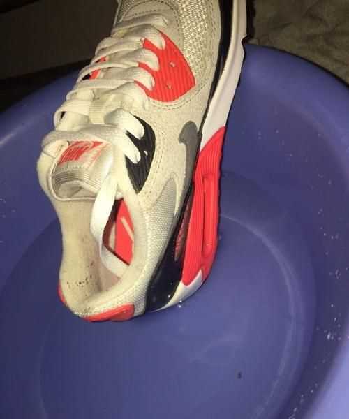 白鞋用了84和堿變紅了怎么辦