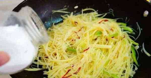 土豆為什么要泡水,炒土豆絲時(shí)間圖3