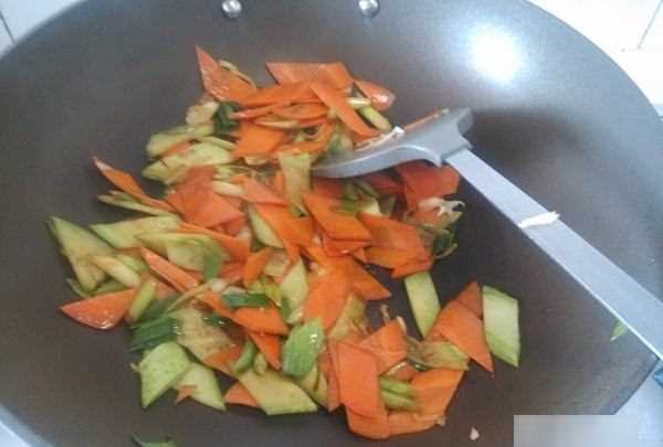 怎么做炒臘肉,炒臘肉的做法圖18