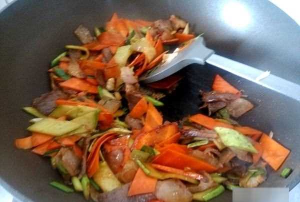 怎么做炒臘肉,炒臘肉的做法圖19