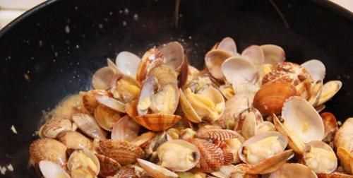 花甲在水里泡一天一夜還能吃嗎