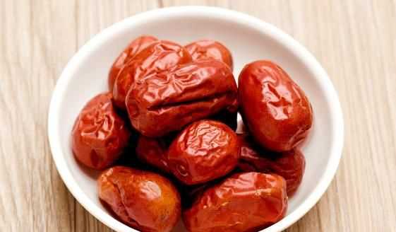 買的紅棗顏色又紅油亮是否有毒加工了吃了有毒害嗎