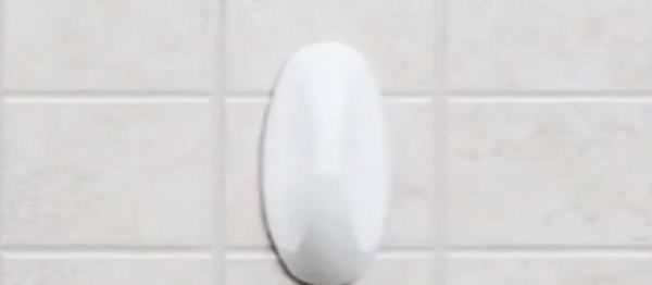 大白墻上粘鉤去除,怎樣去除墻上粘鉤留下的痕跡圖1