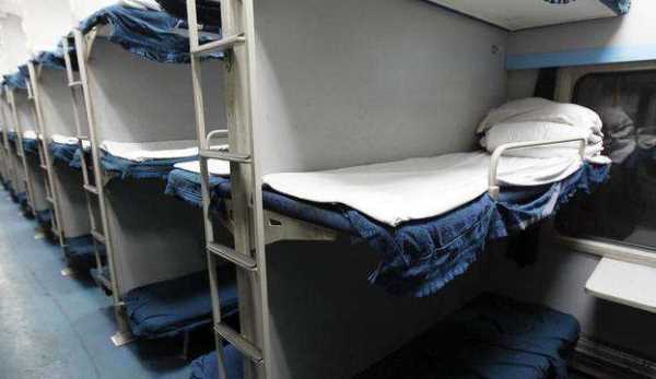 火車(chē)硬臥中鋪鞋放哪,火車(chē)硬臥上鋪鞋子放哪圖片圖3