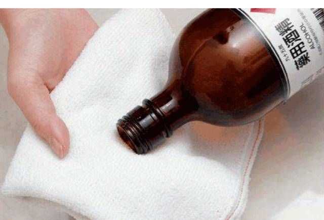 酒精噴到防盜門上發(fā)白怎么解決呢