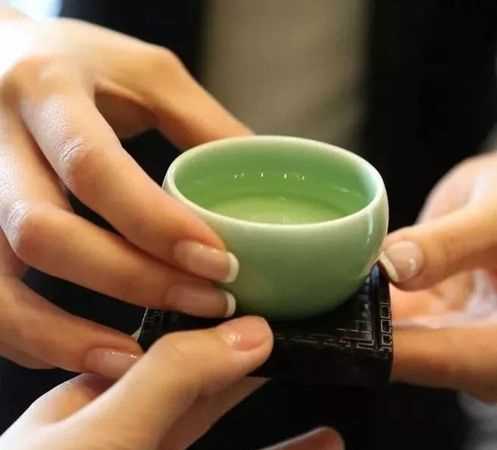 給領(lǐng)導(dǎo)倒水注意事項(xiàng)