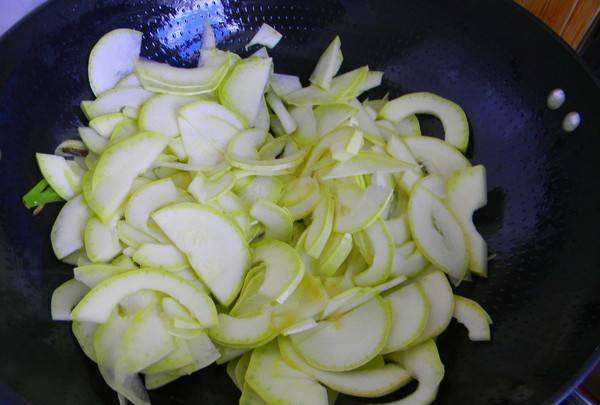 角瓜怎么做好吃又簡單,炒角瓜家常做法 推薦三個簡易做法圖片圖6