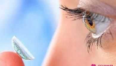 戴隱形眼鏡可以小睡一會(huì)兒?jiǎn)?></p>
<h2>戴隱形眼鏡能睡覺一個(gè)小時(shí)嗎</h2>
<p>隱形眼鏡帶著睡覺，一般不要超過一個(gè)小時(shí)。<br>隱形眼鏡又稱為角膜接觸鏡，主要佩戴于角膜上，通過鏡片來矯正近視或者改善外觀。<br>一般使用的美瞳或者軟性接觸鏡都不建議在眼內(nèi)進(jìn)行過夜。<br>因?yàn)檠坨R佩戴后，如果沒有接觸空氣和內(nèi)頁的均勻涂抹，可能會(huì)出現(xiàn)鏡片的干燥變形，以及由于鏡片的對(duì)角膜阻擋容易。<br>角膜結(jié)膜，乳頭炎癥反應(yīng)等情況。因此隱形眼鏡一般不建議在眼內(nèi)進(jìn)行過夜。<br>一般佩戴后，閉眼睡覺不超過一小時(shí)，影響則不大。另外，佩戴隱形眼鏡應(yīng)該進(jìn)行間隔，不要每天連續(xù)佩戴，容易導(dǎo)致角膜的缺氧，可以一周間斷的待幾天。</p>
<p><img src=