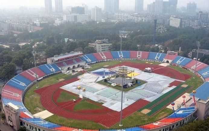 一個體育館的最大面積大約是多少