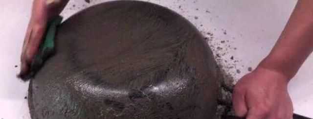 炒鍋上的黑垢怎么清理，鍋燒焦變黑怎么清洗，沒(méi)有白醋？圖1