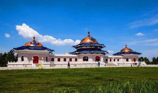 成吉思汗陵墓有機(jī)場(chǎng)嗎