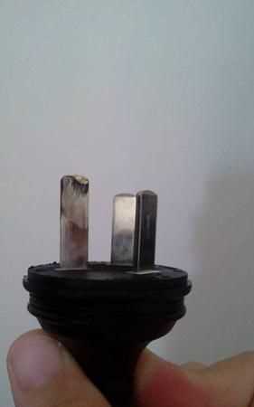 插頭燒黑了怎么除去