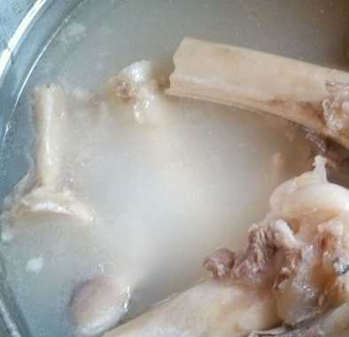 骨頭湯里面的白色是脂肪還是蛋白質(zhì)