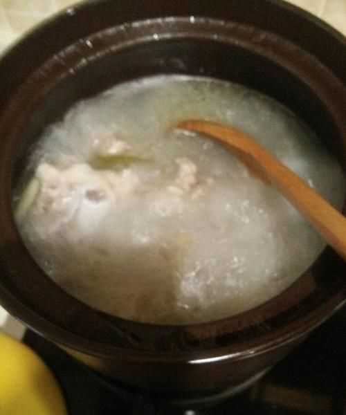 骨頭湯熬成白色是蛋白質(zhì)還是脂肪