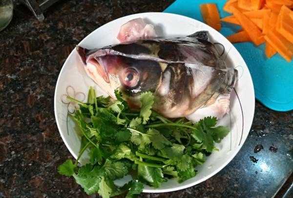 魚(yú)頭豆腐湯的做法,魚(yú)頭豆腐湯的做法家常做法圖3