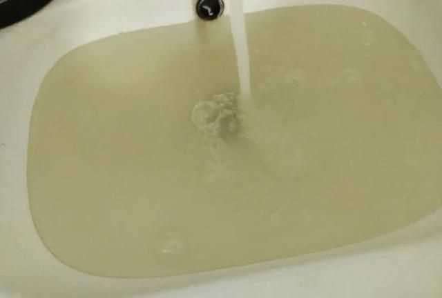 自來水是黃色的能喝了