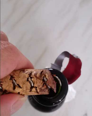 開紅酒的正確方法,紅酒怎么開瓶塞圖12