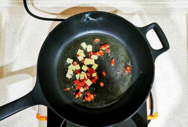 怎么炒辣椒好吃,先炒辣椒辣還是后炒辣椒辣圖9