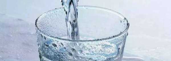 礦泉水打開后蓋上蓋子能放幾天,礦泉水打開后蓋上蓋子能放幾天,給臉補水可以嗎圖2