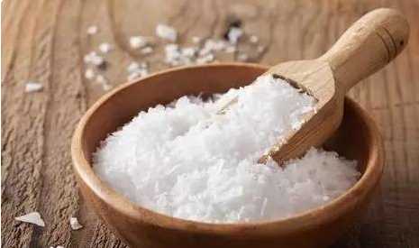 黑色褲子怎么洗不褪色,黑色牛仔褲怎么洗不掉色最有效的方法視頻圖1