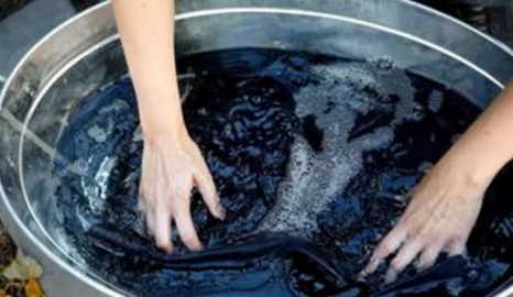 黑色褲子怎么洗不褪色,黑色牛仔褲怎么洗不掉色最有效的方法視頻圖3