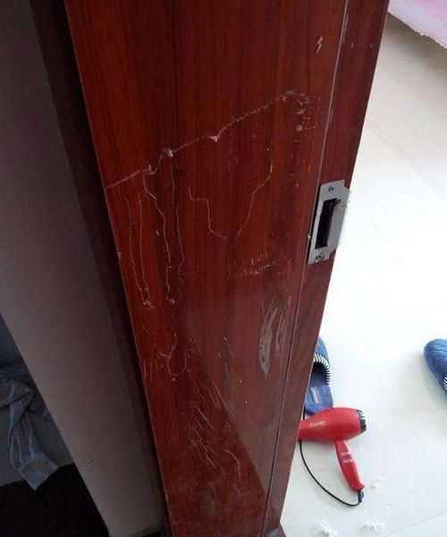 室外門上粘了一層塑料薄膜時(shí)間久了怎么去除掉