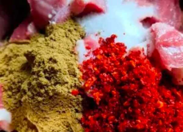 空氣炸鍋怎么烤羊肉,用空氣炸鍋烤羊肉串需要多長時(shí)間多少溫度圖3