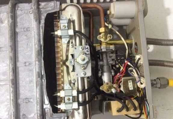 千科-家用燃?xì)饪焖贌崴鞔虿恢鹗鞘裁丛?></p>
<h2>充電熱水器打不燃火是什么原因</h2>
<p>電熱水器打不著火的原因可能有以下幾種，很有可能是電磁閥內(nèi)有臟物，這樣的電磁閥把氣堵住，從而不能過去。如果是這樣的話，自然就不會打著火了。</p>
<p>電源問題。如果電池的壽命太長，也就很容易導(dǎo)致電池釋放的電壓過低，從而打不著火也是很正常的，如果是這樣的話那處理起來就很簡單了，我們只需要重新購買一塊電池安裝上去就可以正常啟動了</p>
<p><img src=