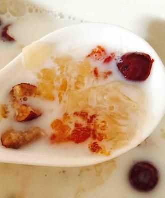 桃膠雪燕什么時(shí)候加牛奶