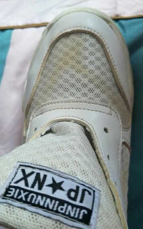 白色運(yùn)動(dòng)鞋刷不掉的污漬該怎么辦