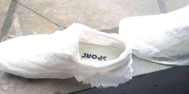 白鞋子有黃斑怎么去除，白色運(yùn)動(dòng)鞋刷不掉的污漬該怎么辦？圖2