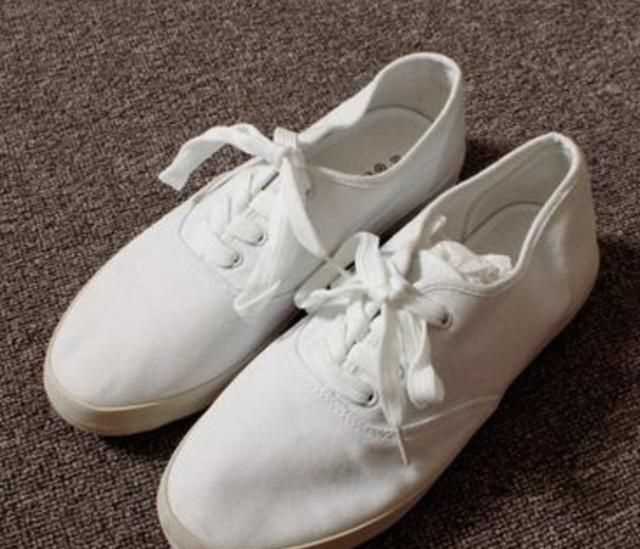 白鞋子有黃斑怎么去除，白色運(yùn)動(dòng)鞋刷不掉的污漬該怎么辦？圖3