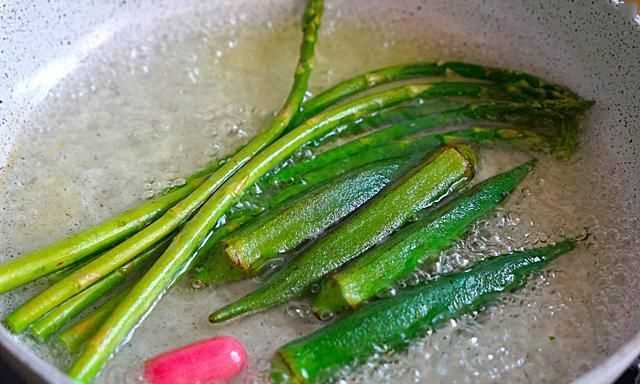 炒秋葵要放水嗎