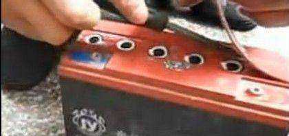 電瓶加水的正確步驟,超威汽車電瓶怎么加水視頻圖6