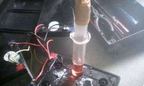 電瓶加水的正確步驟,超威汽車電瓶怎么加水視頻圖7