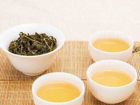 茶葉通?？梢耘輲状?></p>
<h2>茶葉可以泡幾次</h2>

<p>對(duì)于大多數(shù)茶葉，一般沖飲1~3次為宜，以保持茶葉的良好口感。</p>

<p>我國(guó)的茶葉種類(lèi)較多，以市場(chǎng)上常見(jiàn)的綠茶、紅茶、烏龍茶為主。茶葉沖泡一般建議1~3次為宜，這樣可以將茶葉本身的營(yíng)養(yǎng)成分得到最大化的釋放，如茶多酚、蛋白質(zhì)、礦物質(zhì)和維生素等物質(zhì)。</p>

<p>但是，沖泡的次數(shù)也要根據(jù)個(gè)人口味以及茶葉年份而定。如果喜歡比較淡的口味，也可以適當(dāng)增加沖泡次數(shù)；茶葉年份越久，則沖泡的次數(shù)可以有所增加，茶葉沖泡并不存在相對(duì)固定的沖泡次數(shù)。</p>

<p><img src=