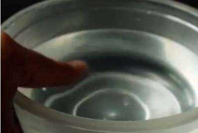 油性膠粘手上怎么辦,膠水粘手有什么辦法圖1