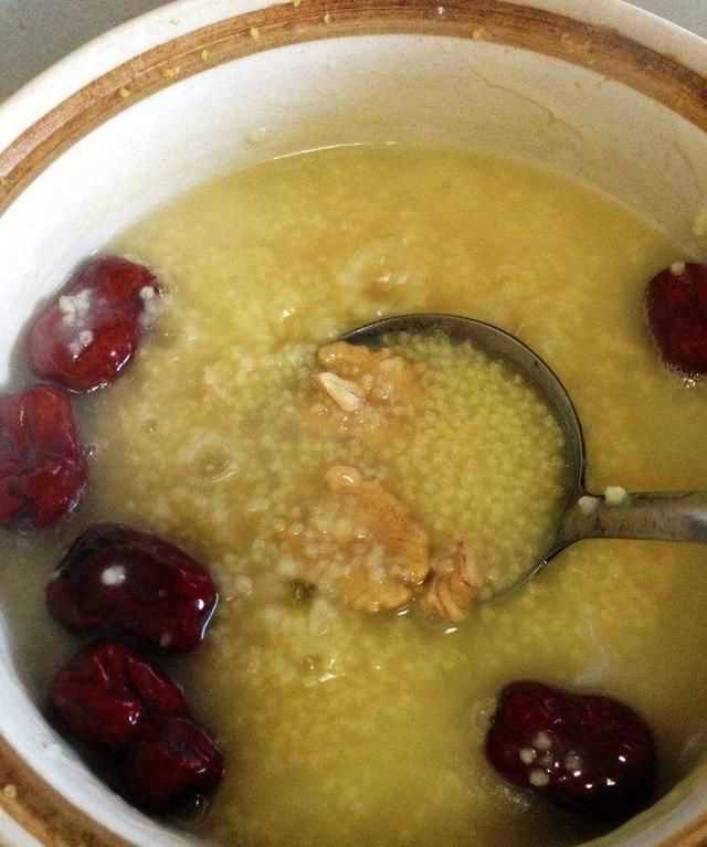 小米粥怎么熬粘稠又香，小米粥怎么熬，可以用砂鍋來(lái)熬嗎，大概要熬多久？圖3