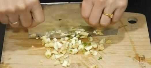 蒜頭發(fā)芽了還能吃嗎，蒜米生芽了還能吃嗎？圖1