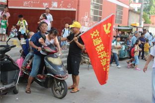 交警宣傳交通安全知識(shí)進(jìn)社區(qū)