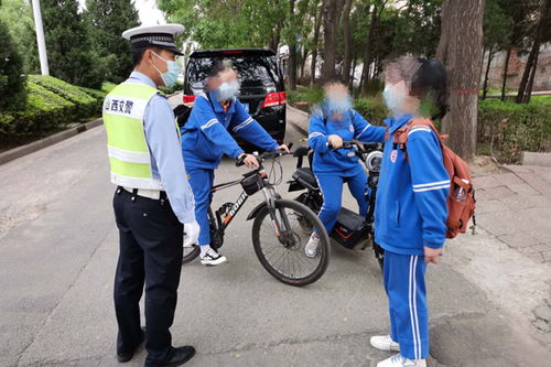 交警深入學校開展交通安全知識